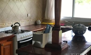 Alquiler casa 6 ambientes con cochera, quincho y piscina en Campos de Roca 1 - La Plata