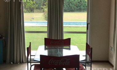 Alquiler casa 6 ambientes con cochera, quincho y piscina en Campos de Roca 1 - La Plata