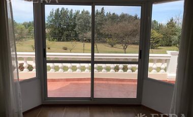 Alquiler casa 6 ambientes con cochera, quincho y piscina en Campos de Roca 1 - La Plata