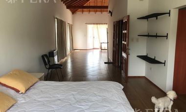 Alquiler casa 6 ambientes con cochera, quincho y piscina en Campos de Roca 1 - La Plata