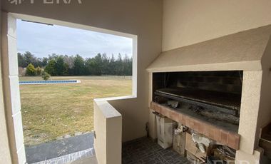 Alquiler casa 6 ambientes con cochera, quincho y piscina en Campos de Roca 1 - La Plata