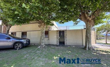 Casa 3 ambientes reciclada, a pasos 12 de Octubre