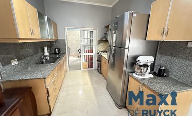 Casa 3 ambientes reciclada, a pasos 12 de Octubre