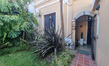 Casa a pasos estación Don Bosco, impecable