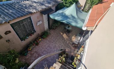Casa a pasos estación Don Bosco, impecable