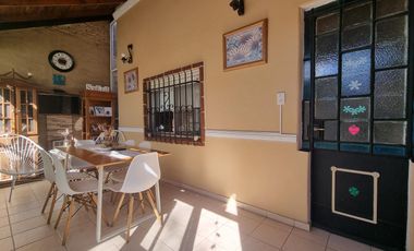 Casa a pasos estación Don Bosco, impecable