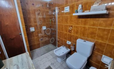 Casa a pasos estación Don Bosco, impecable