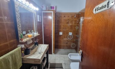 Casa a pasos estación Don Bosco, impecable