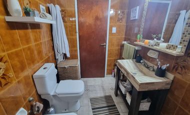 Casa a pasos estación Don Bosco, impecable
