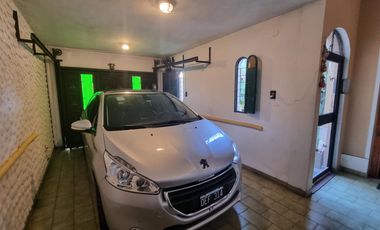 Casa a pasos estación Don Bosco, impecable