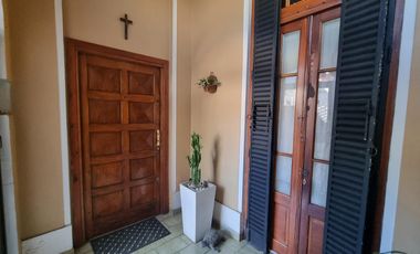 Casa a pasos estación Don Bosco, impecable