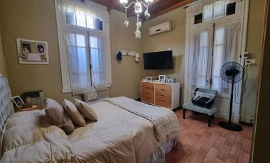 Casa a pasos estación Don Bosco, impecable