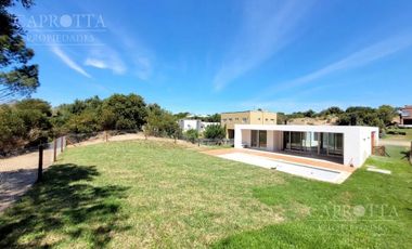 Casa en  Venta ubicada en Costa Esmeralda, Barrio Senderos III
