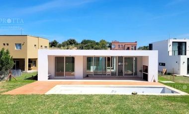 Casa en  Venta ubicada en Costa Esmeralda, Barrio Senderos III