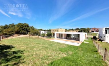 Casa en  Venta ubicada en Costa Esmeralda, Barrio Senderos III
