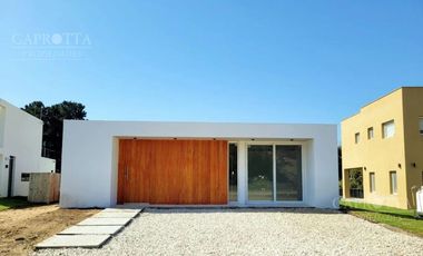 Casa en  Venta ubicada en Costa Esmeralda, Barrio Senderos III
