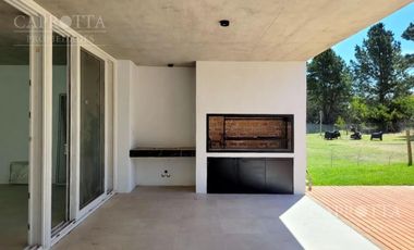 Casa en  Venta ubicada en Costa Esmeralda, Barrio Senderos III
