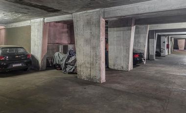 Cochera doble de 23.5m² con rampa fija y portón automático