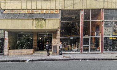 Cochera doble de 23.5m² con rampa fija y portón automático