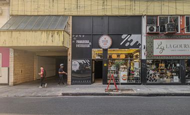 Cochera doble de 23.5m² con rampa fija y portón automático
