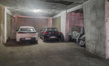 Cochera doble de 23.5m² con rampa fija y portón automático