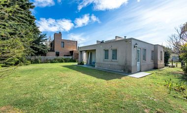 VENTA/PERMUTA - Casa - 2 dormitorios - Parque y cocheras - Sol Paraná, Pueblo Esther.