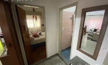 Venta casa en 3 ambientes con local, cochera y fondo libre en Wilde