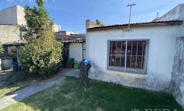 Venta casa en 3 ambientes con local, cochera y fondo libre en Wilde