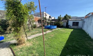 Venta casa en 3 ambientes con local, cochera y fondo libre en Wilde