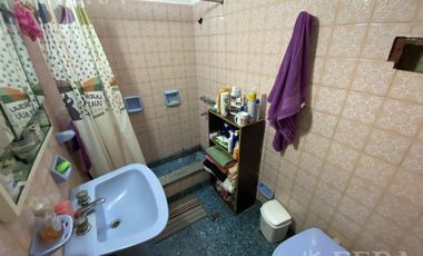 Venta casa en 3 ambientes con local, cochera y fondo libre en Wilde