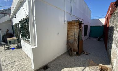 Venta casa en 3 ambientes con local, cochera y fondo libre en Wilde