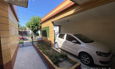 Venta casa en 3 ambientes con local, cochera y fondo libre en Wilde
