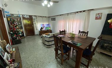 Venta casa en 3 ambientes con local, cochera y fondo libre en Wilde