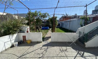 Venta casa en 3 ambientes con local, cochera y fondo libre en Wilde