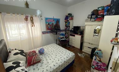 Venta casa en 3 ambientes con local, cochera y fondo libre en Wilde