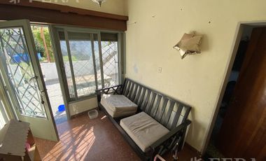 Venta casa en 3 ambientes con local, cochera y fondo libre en Wilde