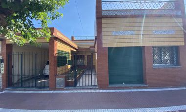 Venta casa en 3 ambientes con local, cochera y fondo libre en Wilde