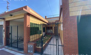Venta casa en 3 ambientes con local, cochera y fondo libre en Wilde