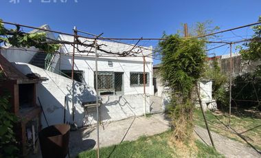 Venta casa en 3 ambientes con local, cochera y fondo libre en Wilde