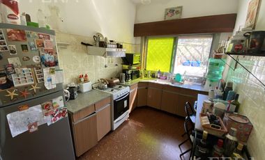 Venta casa en 3 ambientes con local, cochera y fondo libre en Wilde