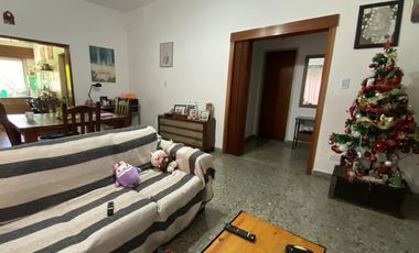 Venta casa en 3 ambientes con local, cochera y fondo libre en Wilde