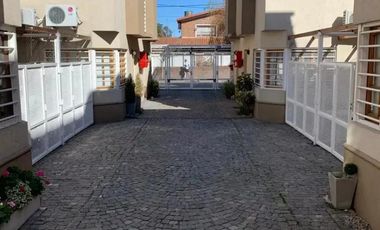 Triplex en venta - 3 Dormitorios 2 Baños - Cochera - 78Mts2 - Morón