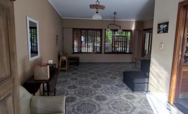 chalet 3 ambientes edificado sobre 2 lotes de tereno
