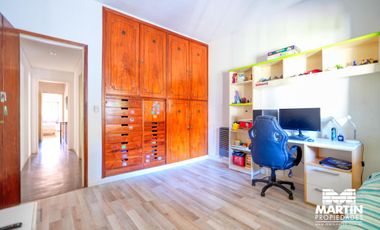 Casa en venta en Martinez 4 ambientes, suite/vestidor, jardín   dpto 2 amb al fondo