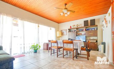 Casa en venta en Martinez 4 ambientes, suite/vestidor, jardín   dpto 2 amb al fondo