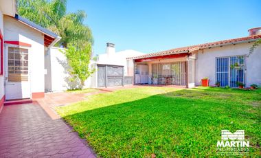 Casa en venta en Martinez 4 ambientes, suite/vestidor, jardín   dpto 2 amb al fondo
