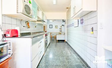 Casa en venta en Martinez 4 ambientes, suite/vestidor, jardín   dpto 2 amb al fondo