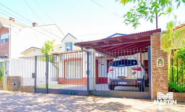 Casa en venta en Martinez 4 ambientes, suite/vestidor, jardín   dpto 2 amb al fondo