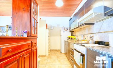 Casa en venta en Martinez 4 ambientes, suite/vestidor, jardín   dpto 2 amb al fondo