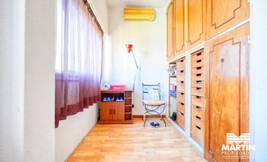Casa en venta en Martinez 4 ambientes, suite/vestidor, jardín   dpto 2 amb al fondo